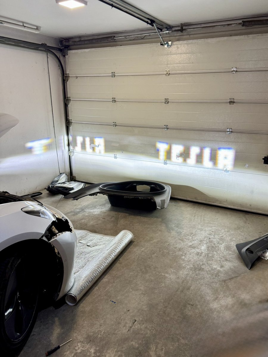 SanchezzSergio's tweet image. Llega el mal tiempo. Llegan los días más cortos. Hay que mejorar la iluminación del coche.

Hace 1 mes @fpina_ decidió reequipar en su #Model3 de 2019 los faros matriciales para mejorar tanto la iluminación con las luces cortas como con las luces de carretera.

Da gusto ver como…