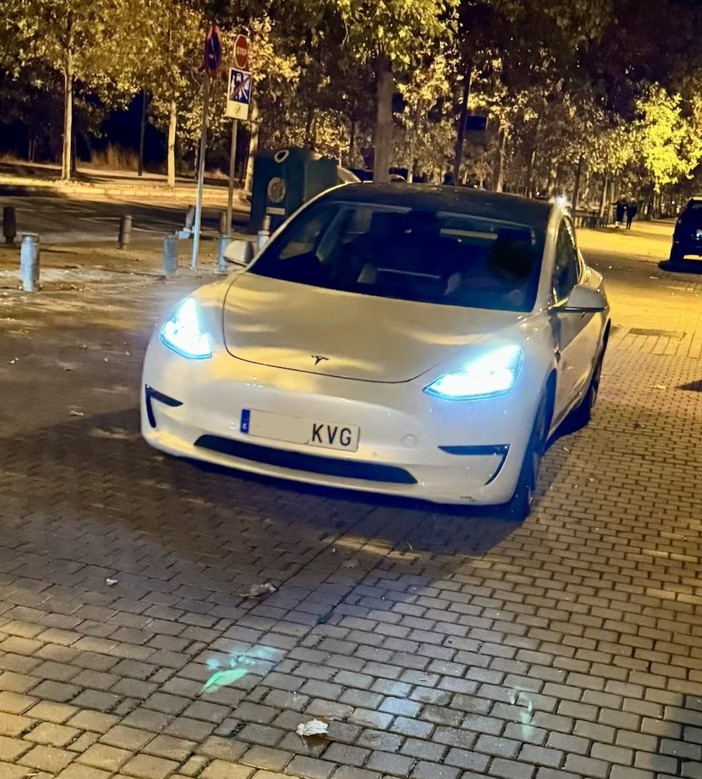 SanchezzSergio's tweet image. Llega el mal tiempo. Llegan los días más cortos. Hay que mejorar la iluminación del coche.

Hace 1 mes @fpina_ decidió reequipar en su #Model3 de 2019 los faros matriciales para mejorar tanto la iluminación con las luces cortas como con las luces de carretera.

Da gusto ver como…