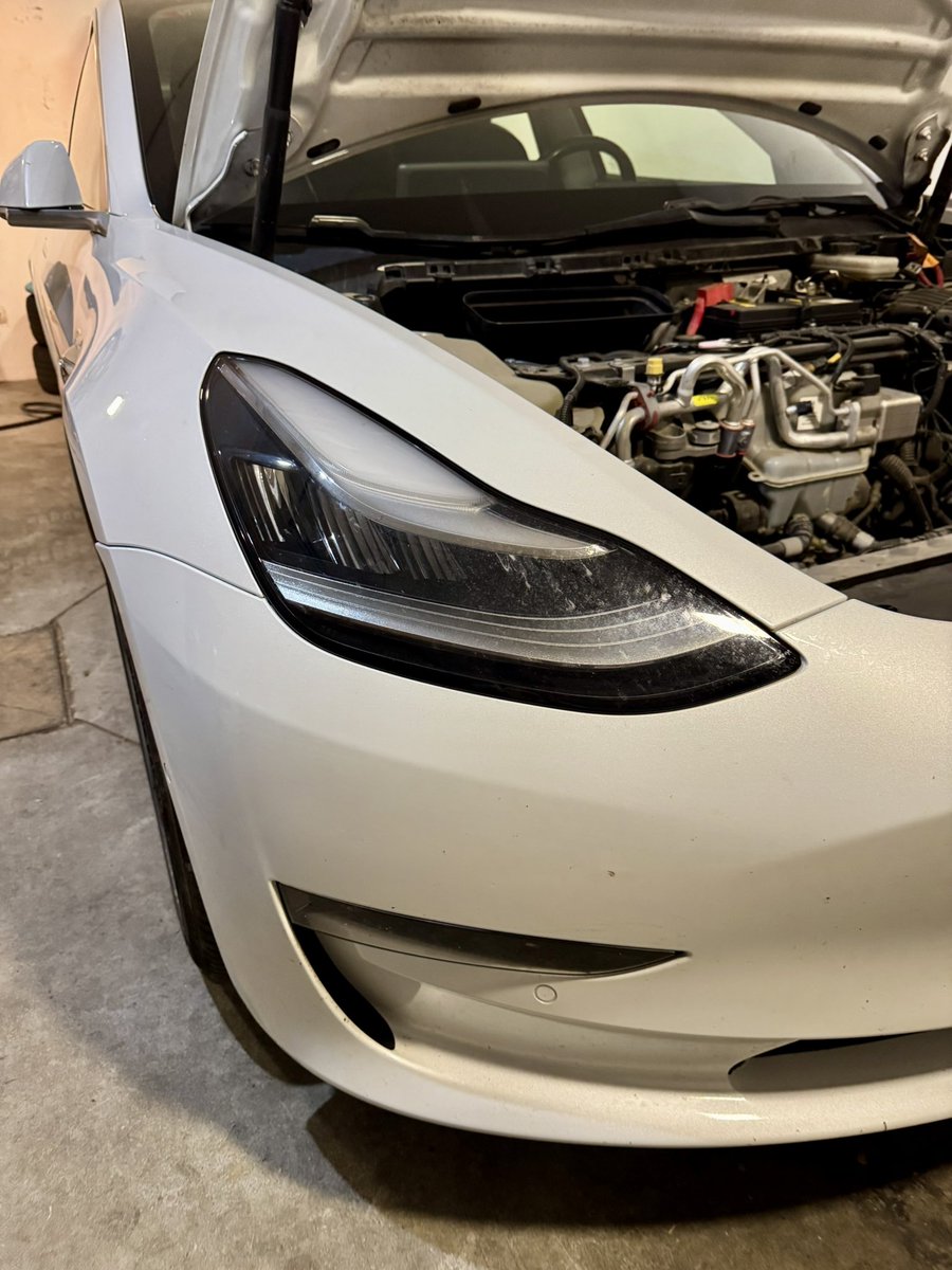 SanchezzSergio's tweet image. Llega el mal tiempo. Llegan los días más cortos. Hay que mejorar la iluminación del coche.

Hace 1 mes @fpina_ decidió reequipar en su #Model3 de 2019 los faros matriciales para mejorar tanto la iluminación con las luces cortas como con las luces de carretera.

Da gusto ver como…
