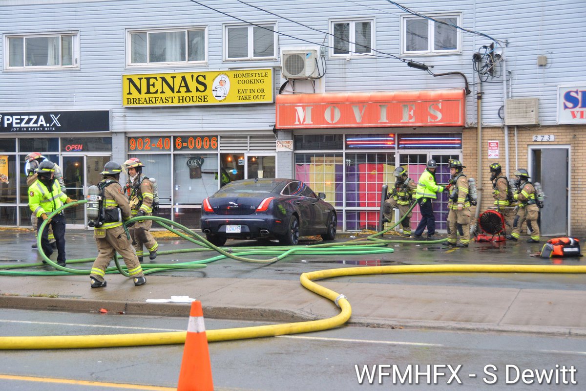 **** Via HRP

Traffic advisory: Albro Lake Road

Police have closed a section of Albro Lake Road in Dartmouth to allow Halifax Regional Fire and Emergency respond to a structure fire

Albro Lake Rd, between Wyse Rd and Windmill Rd, is closed to vehicle &amp; pedestrians #hfxtraffic