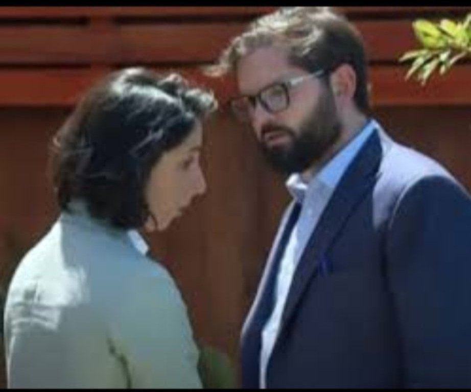 <a href="/camila_vallejo/">Camila Vallejo Dowling</a> Estas imágenes  contradicen  todo tu discursillo "!