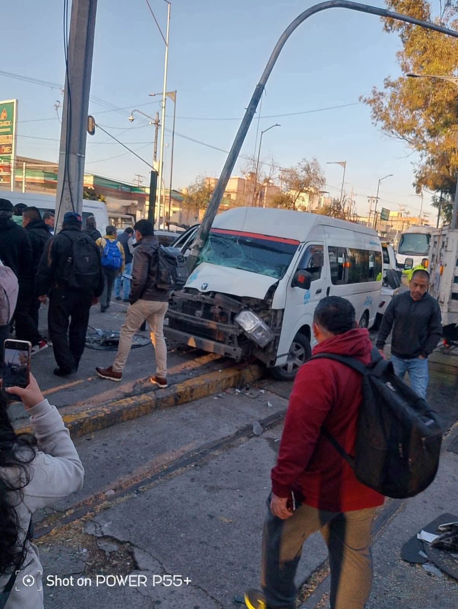 Choca combi de la ruta 36 de Chalco contra poste en la calzada Ignacio Zaragoza dirección Puebla a la altura de metro Zaragoza, en la parada de transporte conocida como el "Caballito". 
Cuerpos de emergencia ya en el lugar, circule con precaución.