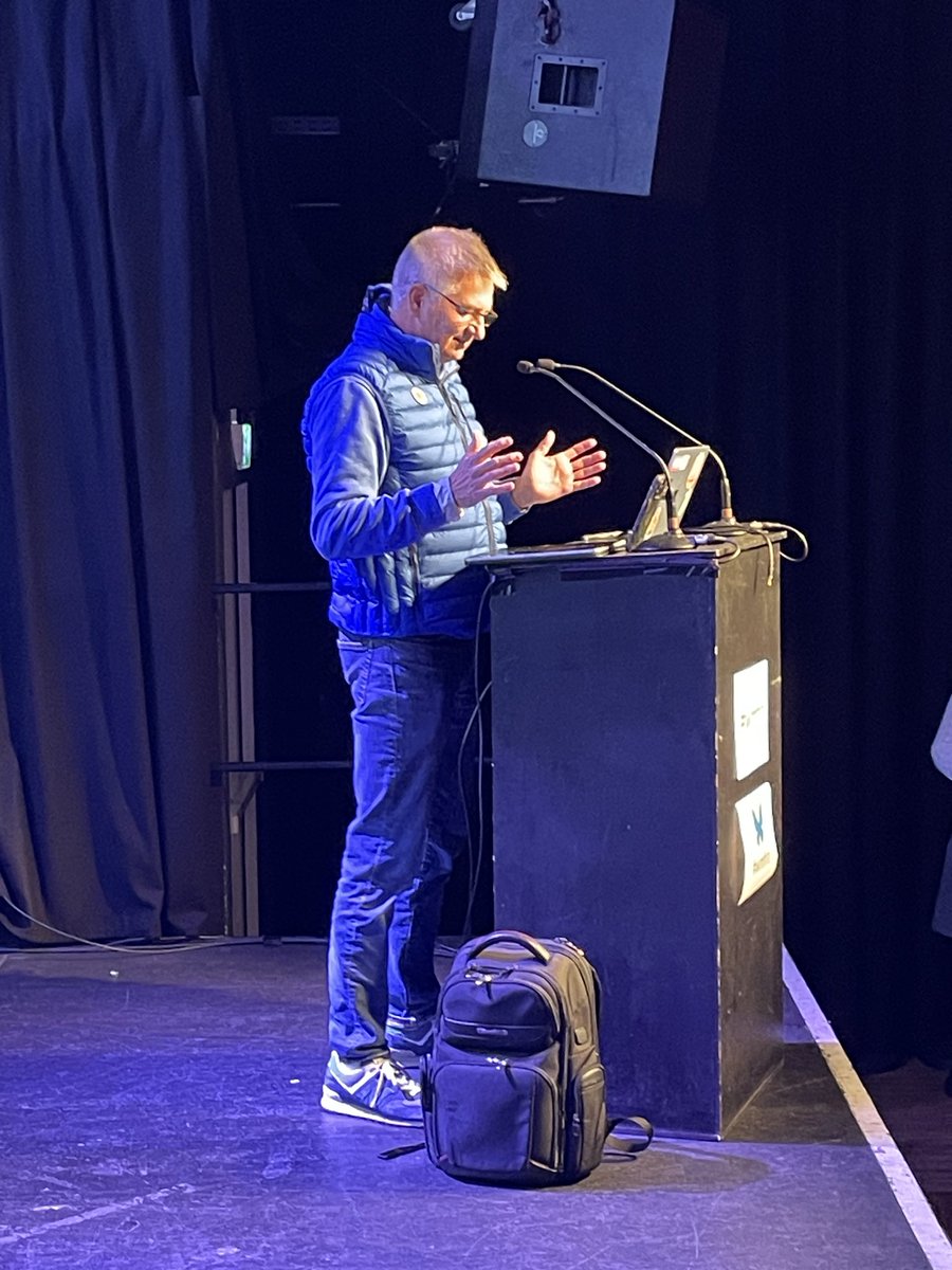 Hallo vom 117. #wmfra!
Arne stellt uns heute KI-Agenten vor. Am Beispiel eines Fußballspiels. Wenn KI-Agenten gegeneinander spielen!