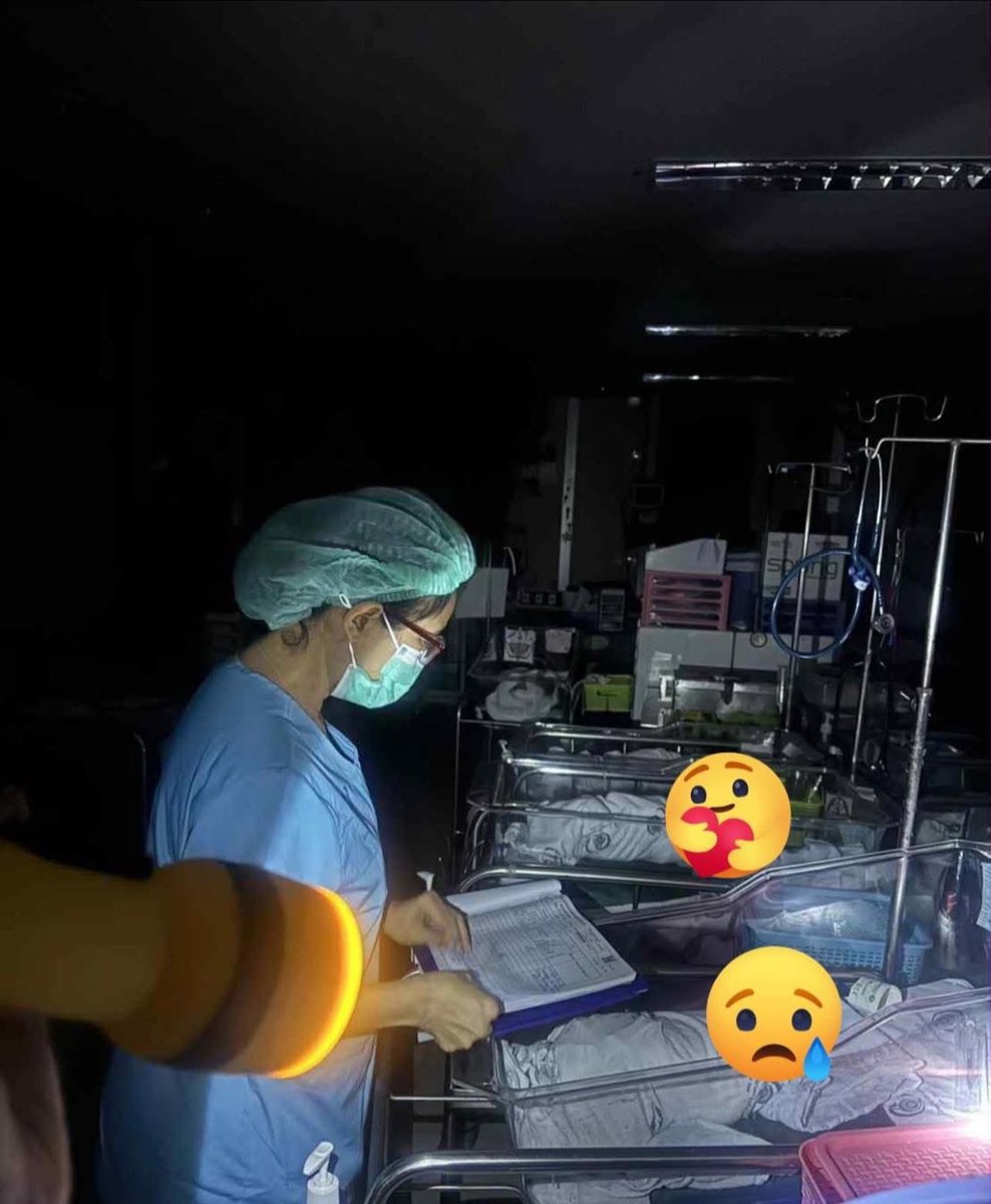 aorwiki's tweet image. เลี่ยหู้มาก หน้าที่มึงคือการบริหารจัดการน้ำ การจัดการภัยพิบัติ การบริหารอพยพผู้ประสบภัย ตั้งวอร์รูม มีศูนย์บัญชาการรวมข้อมูลให้เป็นส่วนกลาง กู้ภัย อาสาทุกคนเข้าถึงได้ ไม่ใช่ไปยืนสะเหล่อผัดข้าว ยืนใส่ชุดกันฝนแช่น้ำตากฝนโชว์

ไอ้ชิบหาย บริหารประเทศได้ชิบหายเว่อ 

ภาพ…