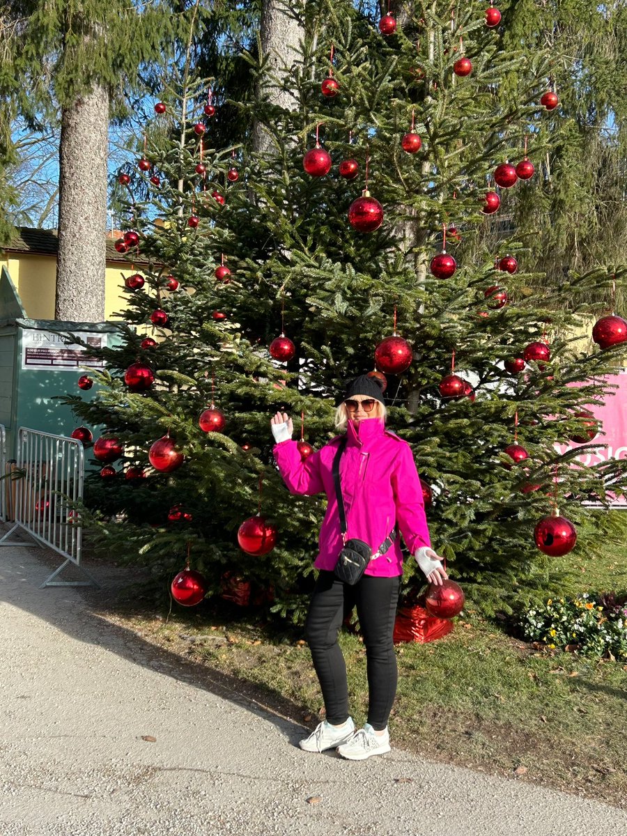 juliebry2020's tweet image. Just magical ! I love it here ! Looks like a summers day but it’s bloody freezing 2 jumpers , a fleece and a jacket and still numb ! 

#salzburg