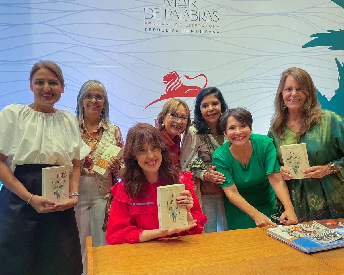 En #SantoDomingo me recibió un “Mar de Palabras” y un océano de calidez y cariño. Maravillosa conversación con mi admirado poeta José Mármol. En el prólogo, un precioso regalo en forma de poema visual del inmenso fotógrafo Daniel Mordzinski, amigo generoso.