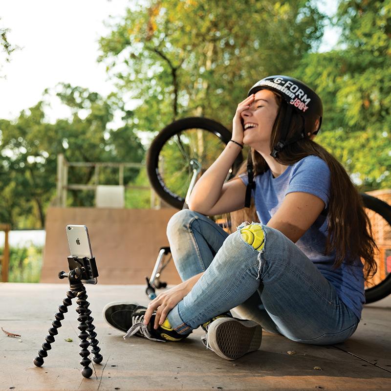 UnicunShop's tweet image. Tired of shaky selfies? 😩 This rotating phone holder takes your pics &amp;amp; videos to the next level! 📸🤯 360° rotation, Bluetooth connectivity &amp;amp; more!  Level up your content game! unicun.com/product/rotati… 💫