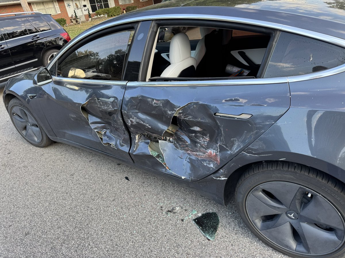Andy8671025's tweet photo. @tesla_uk Reminds me of when I was t-boned after taking daughter to school. LEMR Model 3 was totaled, but it did its job in keeping me safe / completely injury-free. The 2010 Jeep Grand Cherokee was also totaled when it hit me doing 30+ mph (distracted driver that ran stop sign). https://t.co/TkG1cPD5Yc