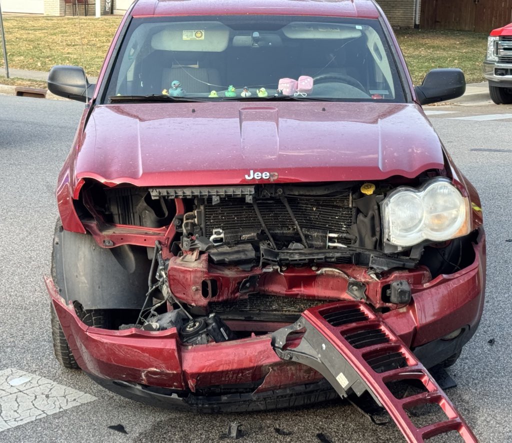 Andy8671025's tweet photo. @tesla_uk Reminds me of when I was t-boned after taking daughter to school. LEMR Model 3 was totaled, but it did its job in keeping me safe / completely injury-free. The 2010 Jeep Grand Cherokee was also totaled when it hit me doing 30+ mph (distracted driver that ran stop sign). https://t.co/TkG1cPD5Yc