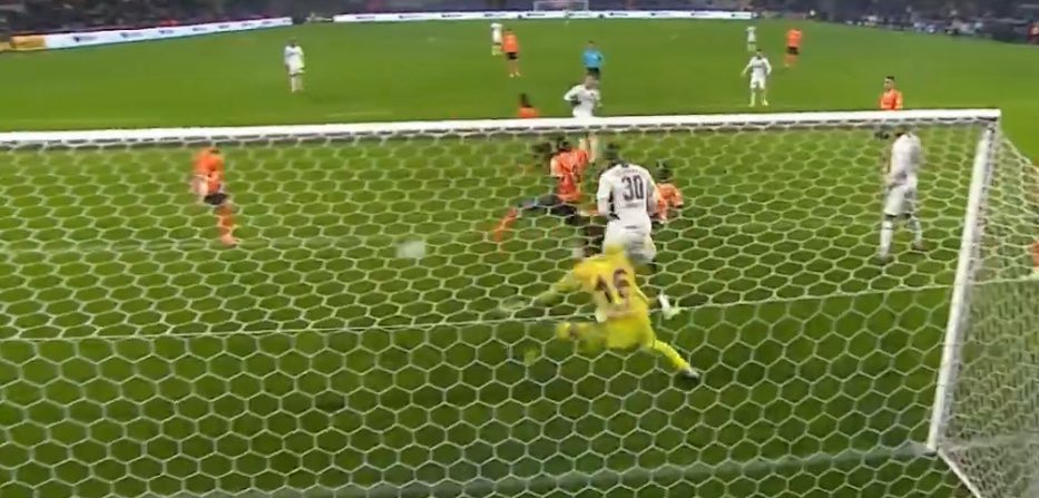 siyahalpacino's tweet photo. Trabzonspor’un golünde TS’li oyuncu kalecinin görüş açısını kapatmasına rağmen hakem golü verdi ve VAR karışmadı. E madem öyle geçen hafta Galatasaray’ın golünü neden iptal etti hakemleriniz. Galatasaray’a karşı hakemleri özellikle mi tembihliyorsun Hacıosmanoğlu @TFF_Org ? https://t.co/gKMEqtDH9T