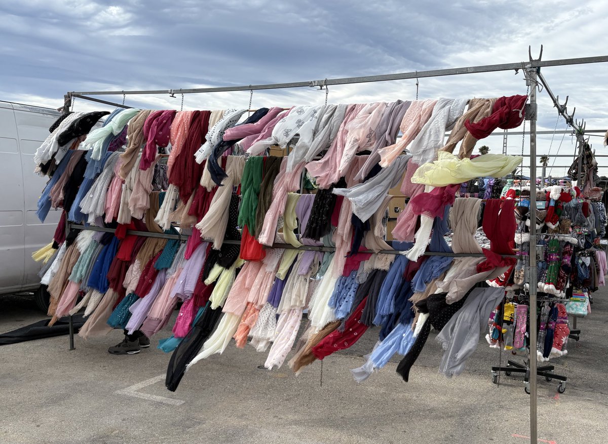 memorydrum's tweet photo. @Sam_Alexandra23 Scarves and socks in the wind
#Multicoloured https://t.co/Fo9gsniDu7