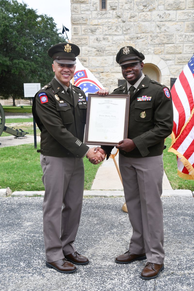 5_MRBn_USARD's tweet image. Congratulations to MAJ Jones on your well-deserved promotion! Here’s to new heights and continued success! 

#ArmyStrong #Leadership #PromotionCeremony #ProudMoment #BeTheBlueprint #ArmyMedicine #ArmyMedicalRecruiting