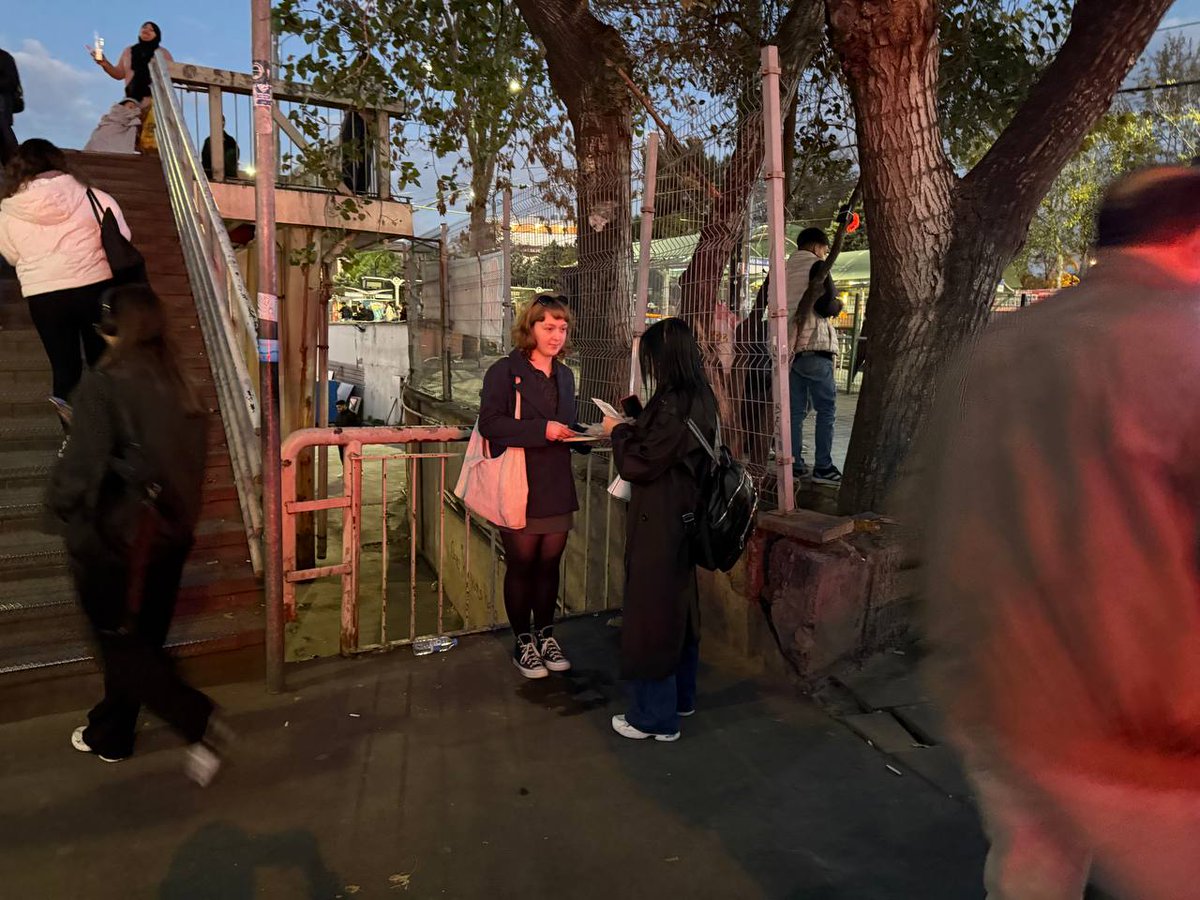 "Umut partide, çözüm devrimde!" manşetiyle çıkan Devrim Gazetesi'nin yeni sayısı ile 6 Aralık'ta gerçekleştireceğimiz Devrim Partisi Kuruluş Etkinliği çağrı bildirilerini Cevizlibağ'da yurttaşlarımızla buluşturduk.