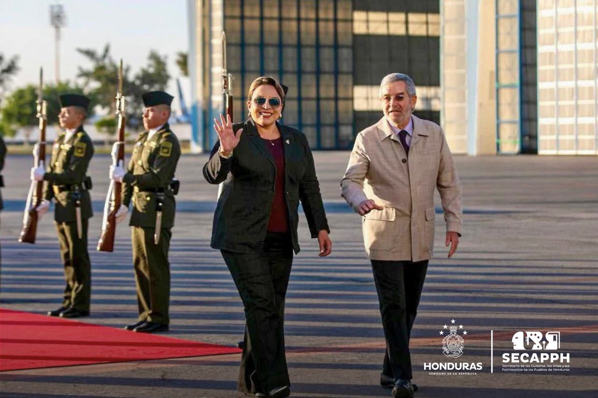 SECAPPH's tweet image. #SECAPPHInforma 🇭🇳🇲🇽 La Presidenta @xiomaracastroz  inicia su visita oficial para fortalecer los lazos de cooperación con la Presidenta Claudia Sheinbaum y el pueblo mexicano.

Honduras y México unidos por una visión compartida. Dos mujeres abriendo caminos. 💜

#SECAPPH…