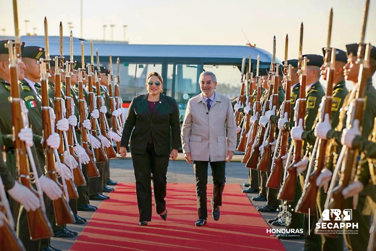 SECAPPH's tweet image. #SECAPPHInforma 🇭🇳🇲🇽 La Presidenta @xiomaracastroz  inicia su visita oficial para fortalecer los lazos de cooperación con la Presidenta Claudia Sheinbaum y el pueblo mexicano.

Honduras y México unidos por una visión compartida. Dos mujeres abriendo caminos. 💜

#SECAPPH…