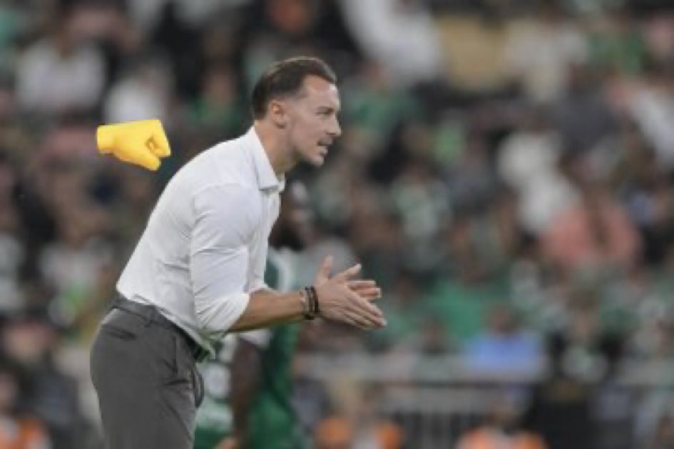 شوط أول سخيف للأهلي يتحمله ياسله .
وسط تايه غايب 
دفاع مرتبك 
هجوم ضايع 
فوضى تمريرات مقطوعة 
تفاهم مفقود

هذا ليس الأهلي مع الأسف 
وأن لم يتدارك وضعه المزري بتغييرات تبعد الرشيدي وأبو الشامات وغونسالفس 
وإلا الخسارة أقرب بسبب فلسفة ليس هذا وقتها