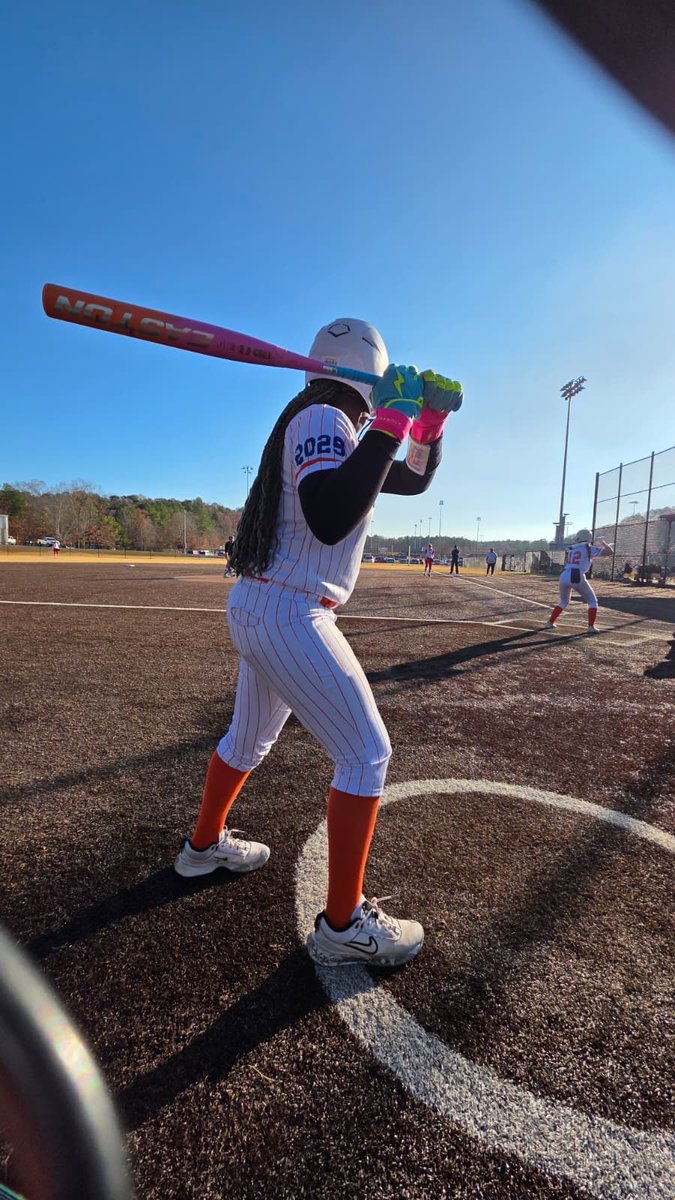 KaiviM2029's tweet image. It’s about to get real crazy with my new Easton Sherbet OG bat @EastonFastpitch @bruceboltus @RawlingsSB @NCSA_Softball #classof2029 #softball #MOJO