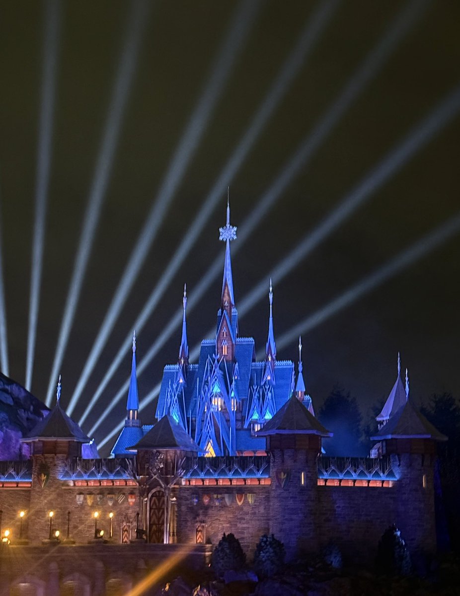 DiscussingFilm's tweet image. Disneyland Paris’ World of Frozen land will open on March 29, 2026.