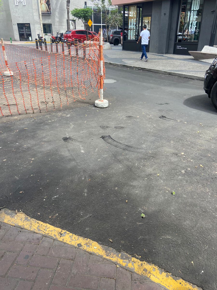 Luce900's tweet photo. Otra vez rompiendo y parchando la misma calle en menos de un año🤦‍♀️Cierre de año en Perú: cero planificación y obras hechas a la carrera para aducir algo de ejecución o gasto...
En estas elecciones ojalá sepamos bien por quién NO votar...Ya mucho roche ya #Miraflores #Peru https://t.co/Bj5s5VOzdB