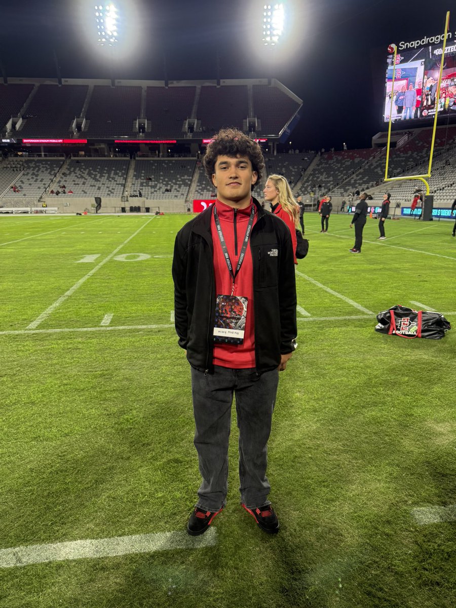 mikey_medina15's tweet photo. Had a great game day visit this past weekend. Big thanks to @SeanDillonSDSU and @AztecFB for having me!
Stadium was electric! Thank you @CoachSampson3 for taking time to talk to me!
@GregBiggins @BlairAngulo @BrandonHuffman @Tana_Vea @on3recruits @adamgorney @MVNighthawkFB https://t.co/5iOUszvTzp