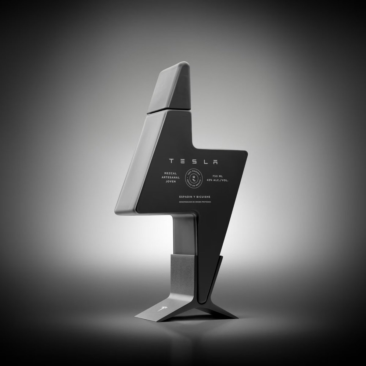 MarioNawfal's tweet image. 🚨 TESLA DROPS MEZCAL? ELON&apos;S LIQUOR FLEX LANDS IN EUROPE

Tesla’s ultra-luxury Mezcal has officially launched across Europe, with a £349 price tag and a bottle that looks more like a sculpture than a spirit.

Designed by Tesla’s Director of Product Design, Javier Verdura, the…