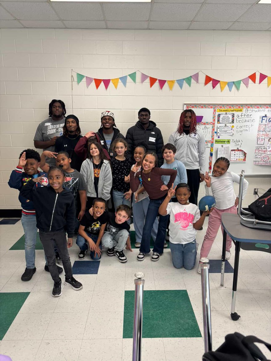 JasaanW's tweet image. Today I got the opportunity to hang out with some cool kids and my fellow @ECSUVikingFBall teammates at JC Sawyer Elementary! Giving back to the community that supports us, is a big deal and a way how we say thank you! #futureeducator #uncfteacherfellowship @UNCF @CoachAJ_Jones…