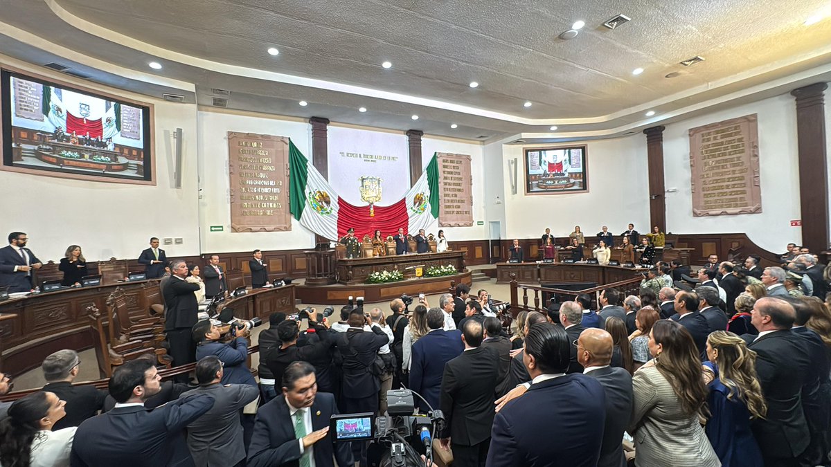 En #Saltillo en la Sesión Solemne de nuestro Segundo Informe de Gobierno ante el H. Congreso del Estado de Coahuila. #2AñosPaDelante #ConstruyendoEnEquipo #CoahuilaPaDelante #APasosDeGigante
