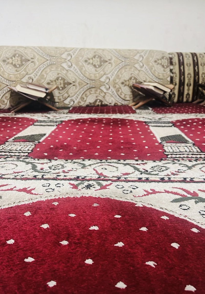 يارب تقبل دعوتي آخر الليل 
وانا على مصحف ومحراب وسجادة