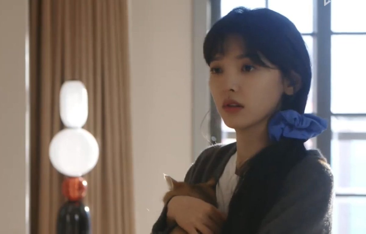 runningcastlee's tweet image. kizla ayni eve çıktı cocuk kendi daoresi yandı diye. sonra eşyalarını yerlestirirken kızın kedisine de kedi tırnağı gelişsin diye oyuncak almis. şöyle inat ama düşünceli erkek karakterler🫣😍 nakliyeciler de diyor ki &quot;sevgiliniz aldi size ama&quot; jajsjdjjd #firstfrost