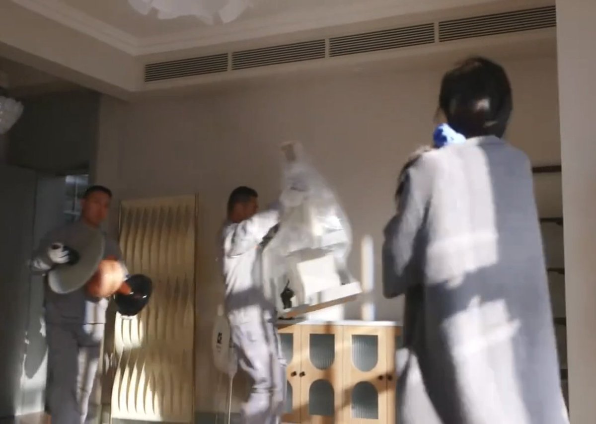 runningcastlee's tweet image. kizla ayni eve çıktı cocuk kendi daoresi yandı diye. sonra eşyalarını yerlestirirken kızın kedisine de kedi tırnağı gelişsin diye oyuncak almis. şöyle inat ama düşünceli erkek karakterler🫣😍 nakliyeciler de diyor ki &quot;sevgiliniz aldi size ama&quot; jajsjdjjd #firstfrost