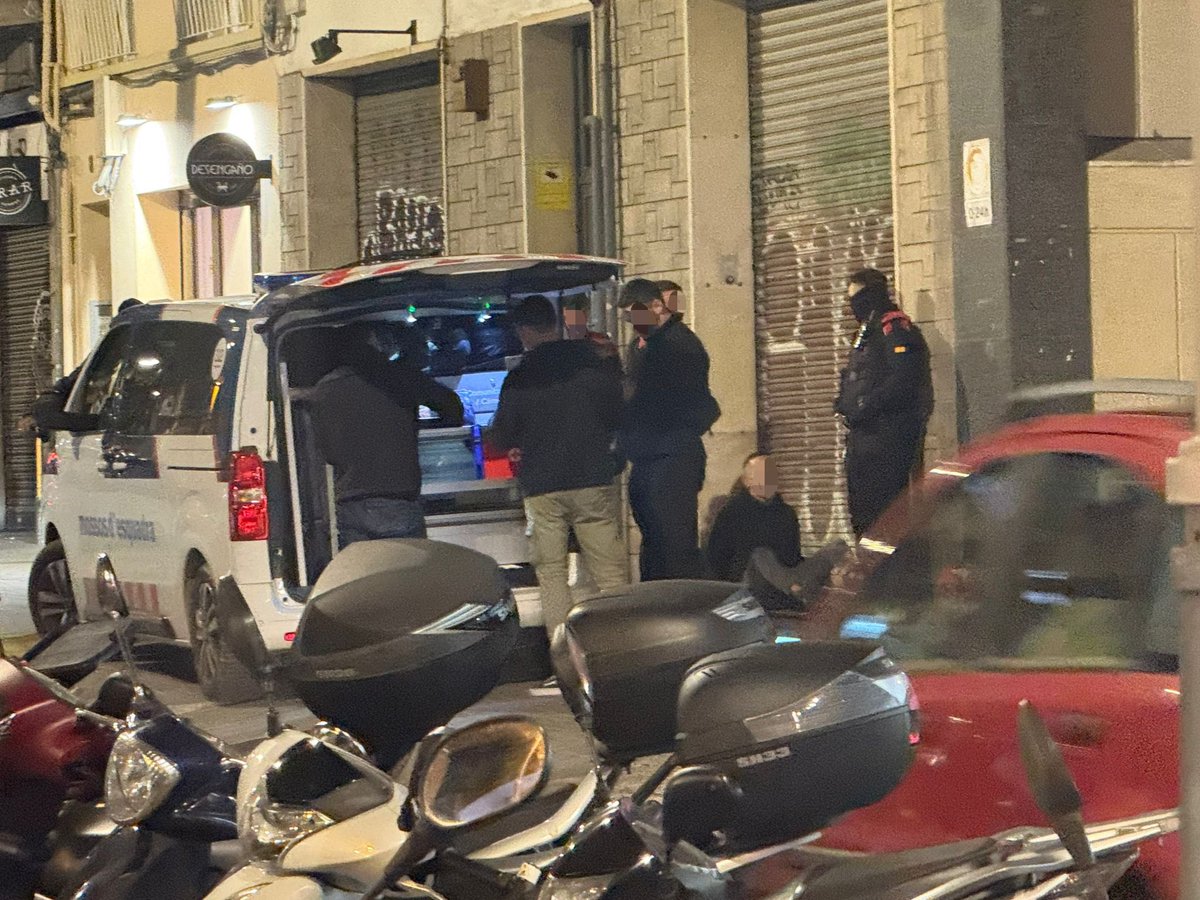 🔴🔴Avui, al carrer de Sants, punt neuràlgic de les compres prenadalenques, un lladre de 38 anys roba una bossa de mà i una altra plena d’eines. Agents de fures <a href="/mossos/">Mossos</a> el detecten i el detenen. Ja l’han detingut 4 vegades abans.