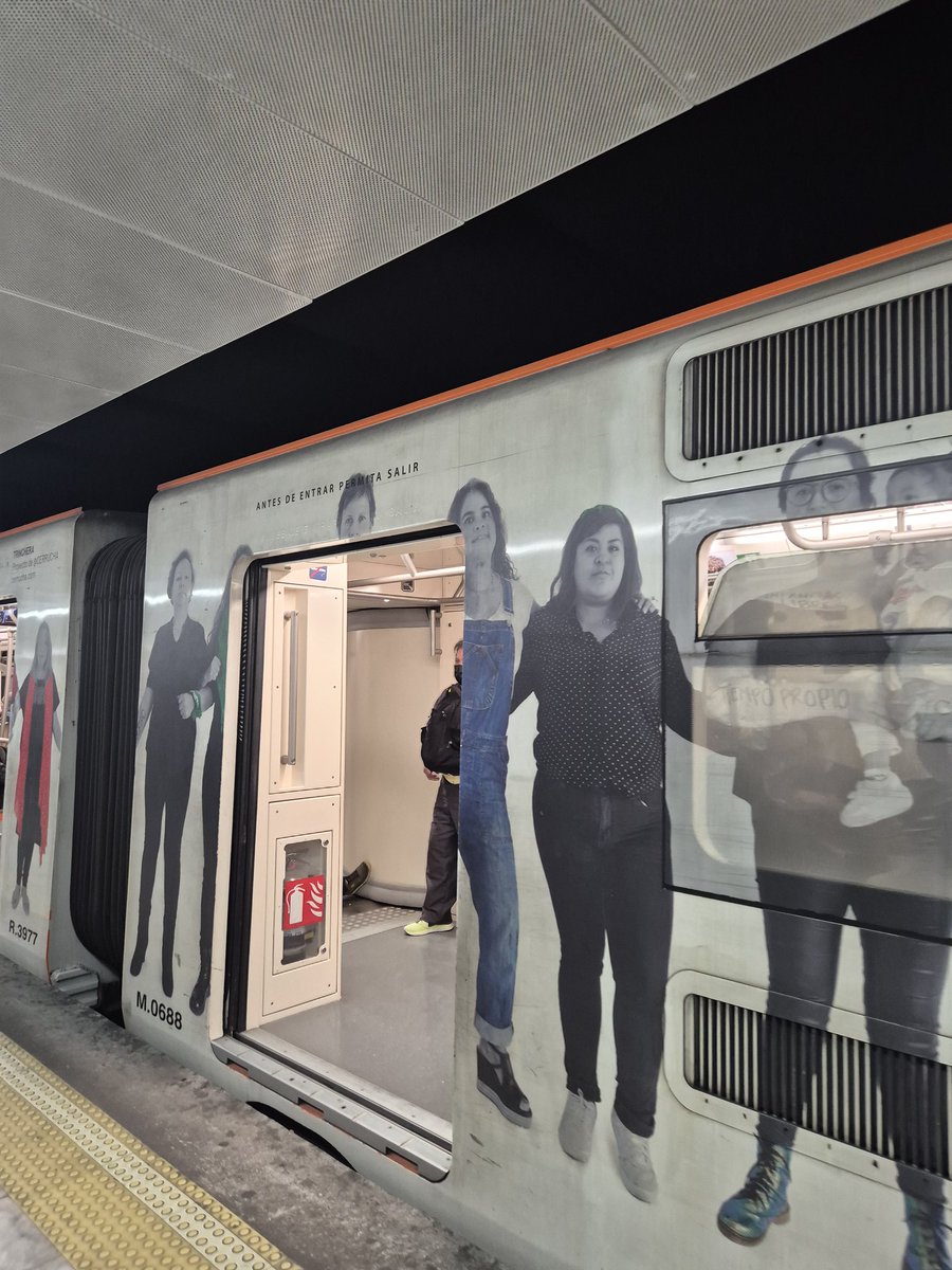 ErikaLopezH's tweet photo. @MetroCDMX @ctcdelmetro El tren 0688 o 06888 que va de Observatorio a Pantitlán y 13:14 pasó por Boulevard Pto. Aéreo, su chofer no sabe frenar, todo el trayecto venía dando jalones al llegar a cada estación, hasta que lograba posicionarse. Capacitación por favor https://t.co/zNoSRoVl8N