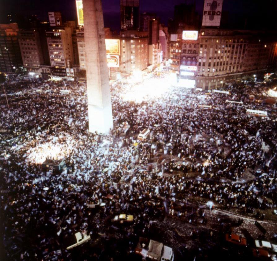 Festejos en la noche del 25 de junio de 1978 en torno al obelisco, por la obtención del seleccionado argentino de fútbol, del título de campeón mundial de esa disciplina deportiva.