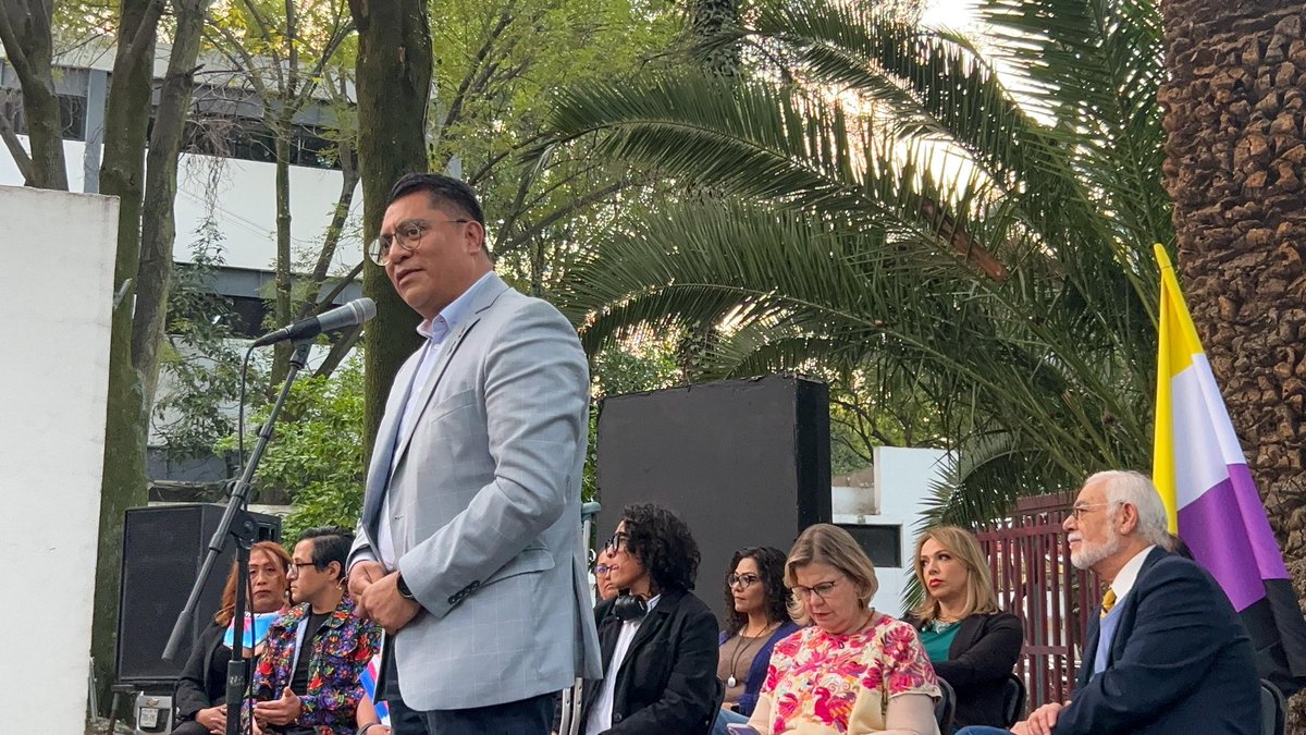 CdmxClinica's tweet image. En el marco del Día de la Memoria Trans, el Ing. Eduardo Rodríguez, director de las Clínicas Especializadas Condesa asistió a la Unidad de Salud Integral para Personas Trans (USIPT); reforzando el compromiso de servicios de salud especializados para la diversidad sexogenérica.