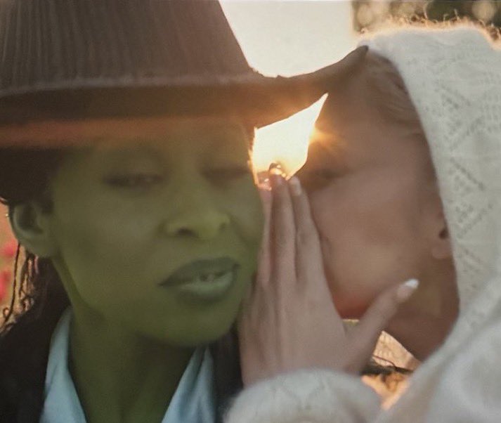 wickedcomfort's tweet image. Screenwriter Dana Fox talks about the final shot in Wicked: For Good: 

“Our desire was to make you feel that no matter what, they will always be together in their hearts, even if they can’t physically be together. That was the idea.”