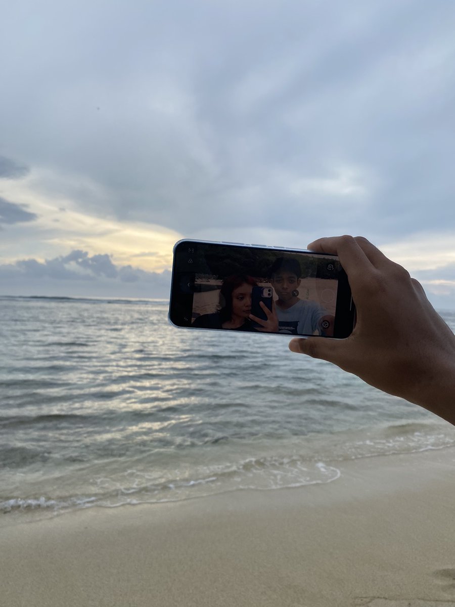 pendosainter's tweet image. us when bosen pantai di senggigi saatnya kuta 🛐