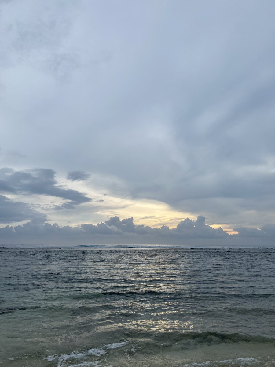 pendosainter's tweet image. us when bosen pantai di senggigi saatnya kuta 🛐