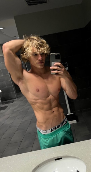 Alphahunkk's tweet image. Have you served me yet?  throne.com/alphahunkk/wis…