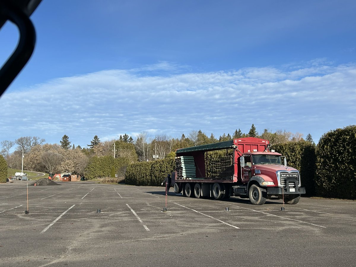 les8thomas's tweet image. Getting lots done this fall @MillRunGC today is sodding in this great weather 🌞 thanks for the delivery @ZanderSod this @DogsOfTurf finds it quite comfortable 🐶