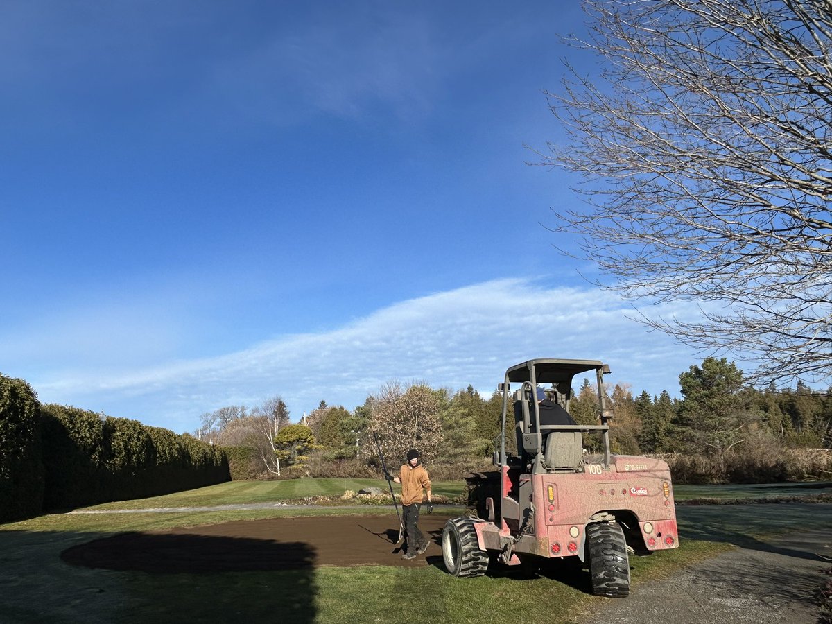 les8thomas's tweet image. Getting lots done this fall @MillRunGC today is sodding in this great weather 🌞 thanks for the delivery @ZanderSod this @DogsOfTurf finds it quite comfortable 🐶