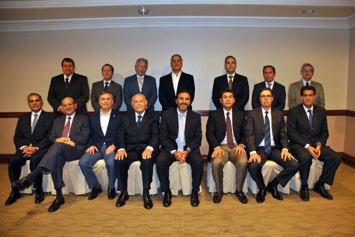 tonicse22's tweet image. Dirigencia de un equipo serio y grande / Dirigencia de un equipo de barrio