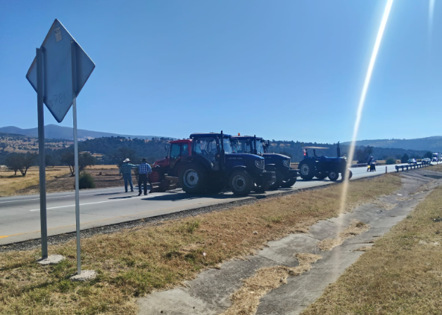 #TomePrecauciones en #Tlaxcala se registra cierre total de circulación por presencia de personas, cerca del km 194+800 de la carretera Libramiento Norte de la Ciudad de México. Atienda indicación vial.