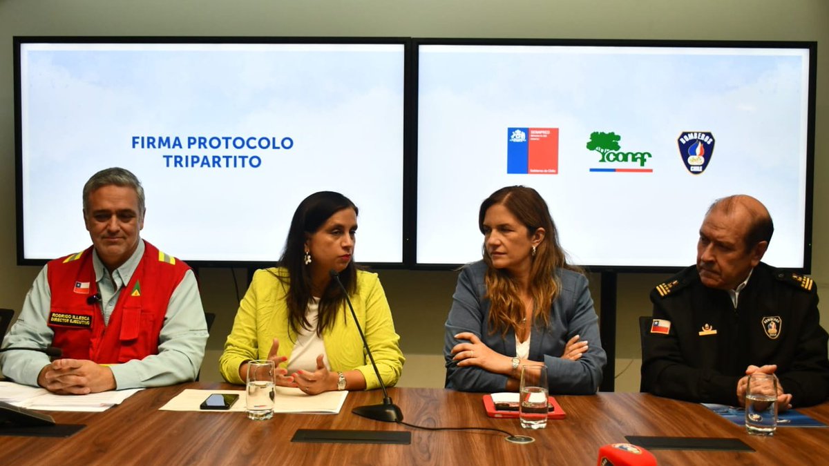 📍#SANTIAGO | En un esfuerzo inédito por fortalecer la respuesta del país frente a la creciente amenaza de los incendios forestales, <a href="/Senapred/">SENAPRED</a> #CONAF y <a href="/BomberosdeChile/">Bomberos de Chile</a> han establecido un nuevo protocolo de coordinación general.

El acto de firma estuvo encabezado por la ministra
