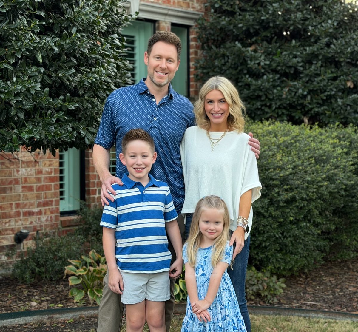 kristendlloyd's tweet photo. Lloyd fam 💙 + a little sass from the littlest one 🤪 https://t.co/2ouNSf0FU9