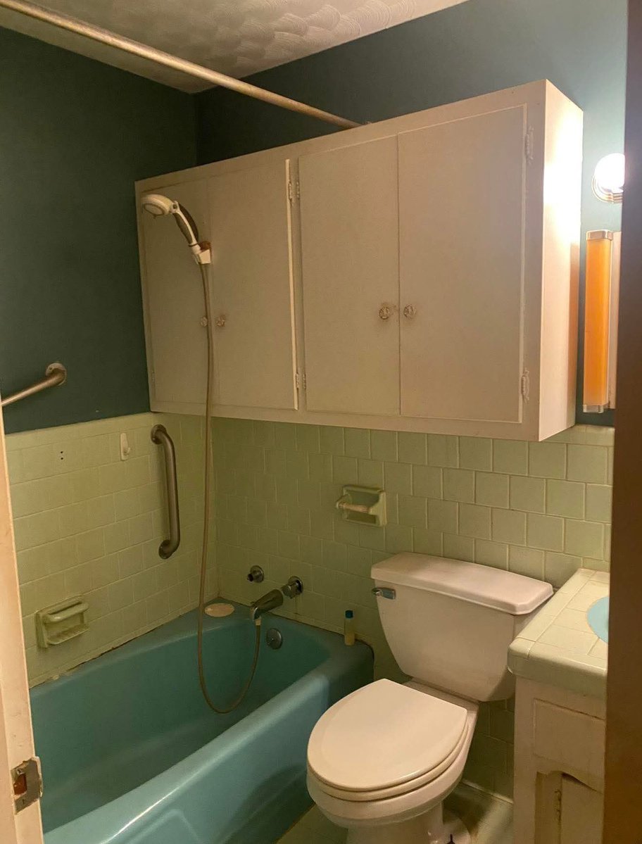 Mikehomeseller's tweet image. Things that make you scratch your head in real estate? Ever feel like you need a cabinet in the shower?

#mikesquestions #realestate