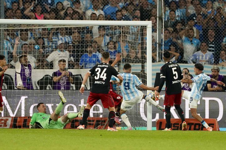 El cierre del 2-3 vs. Racing es otra fiel imagen del patético año de este River indolente. Un equipo en caída libre que tuvo su último golpe de KO. Se lo llevaron puesto todos. No solo no ganó ninguna de las seis competencias que jugó, sino que no tuvo una idea de juego, no