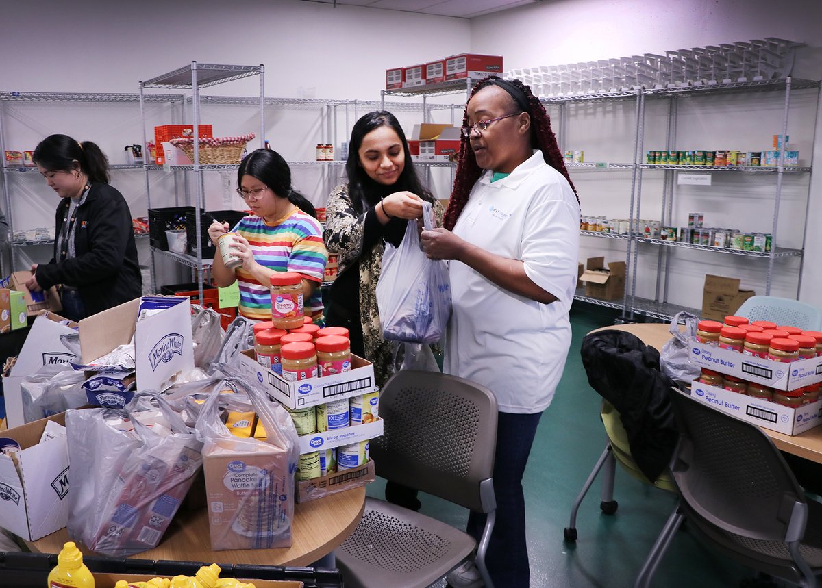 UTDallasAlumni's tweet image. Alumna Tameika Manning BA’99 began an annual fall food drive after learning some UTD students struggled to afford essentials. Her donations help stock the Comet Cupboard at a critical time. Learn how you can give this season and read her story here: development.utdallas.edu/a-caring-heart…