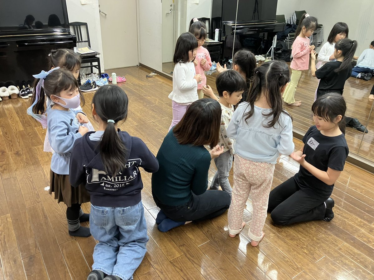 plusnewkids's tweet photo. 11/29のイベントでは幼児のみんなとのコラボのがあります✨

リハでは、幼児の子の前で先導してやれるか緊張があったのかいつもと違う空気が✨笑

幼児の子が来るよ〜！というと「きゃー！」「やばい綺麗にしなきゃ！」と荷物整理し始めるプラニューキッズの子達が可愛すぎました🤭(写真４枚目) https://t.co/ZwVcfYbLnp