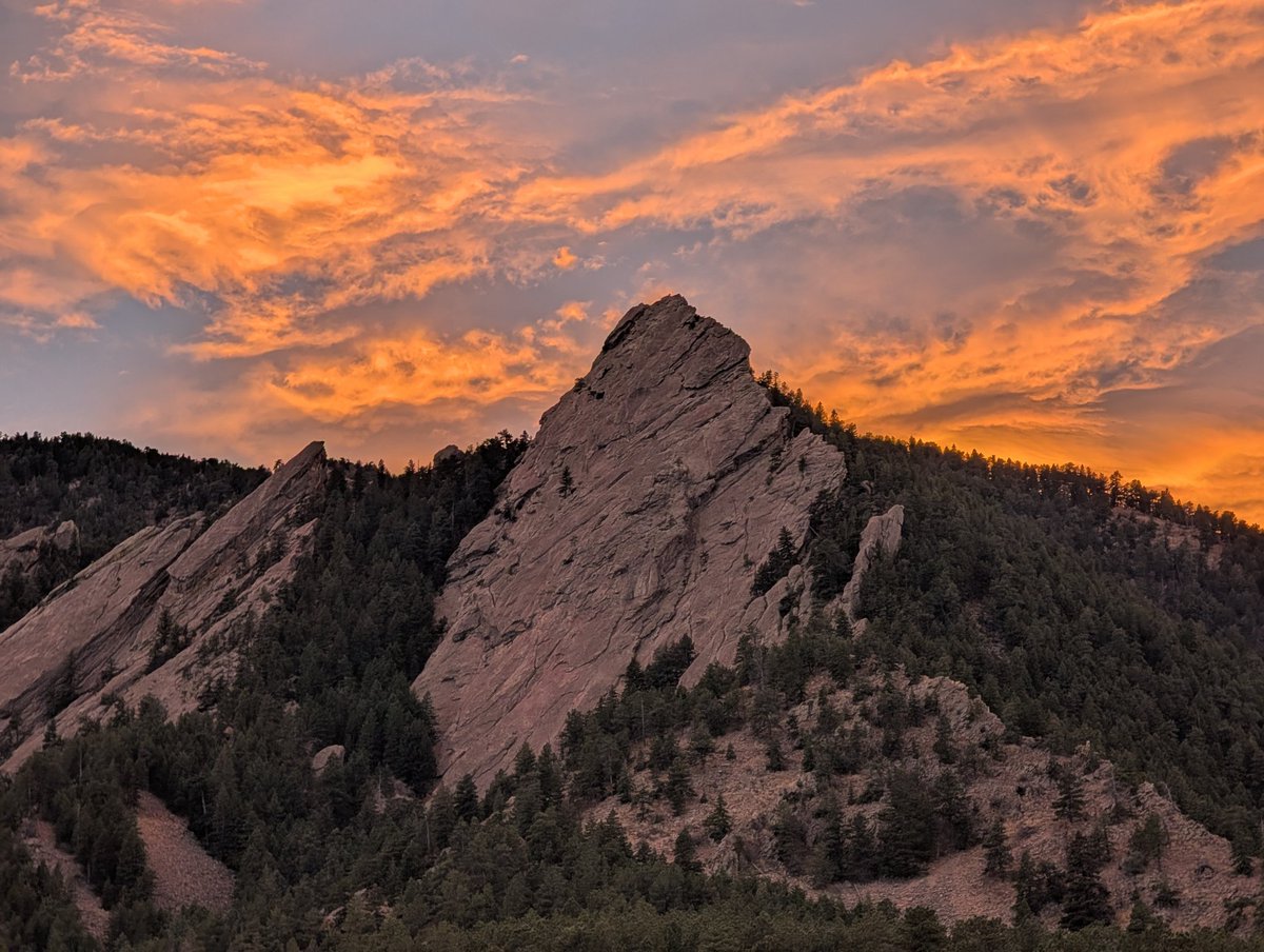 rvandersmith's tweet image. Flatirons sunset just now #cowx