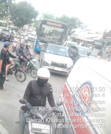 PT_Transjakarta's tweet photo. #INFOTRANSJAKARTA | Koridor 13, Rute 13B, Rute L13E dan Rute JAK 107 mengalami keterlambatan kedatangan bus dikarenakan adanya kepadatan lalu lintas di sekitar Puri Beta s/d Petukangan. Mohon maaf atas ketidaknyamanannya. Pantau informasi terkini layanan Transjakarta melalui X pt_transjakarta, instagram: infotije, pt_transjakarta ataupun aplikasi TJ: Transjakarta. Mari kita #JagaJakarta #JAKI #PerluTahu #Koridor13 #Rute13B #RuteL13E #RuteJAK107